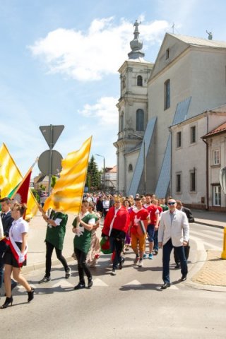 Przemarsz uczestników Jubileuszu Szkoły